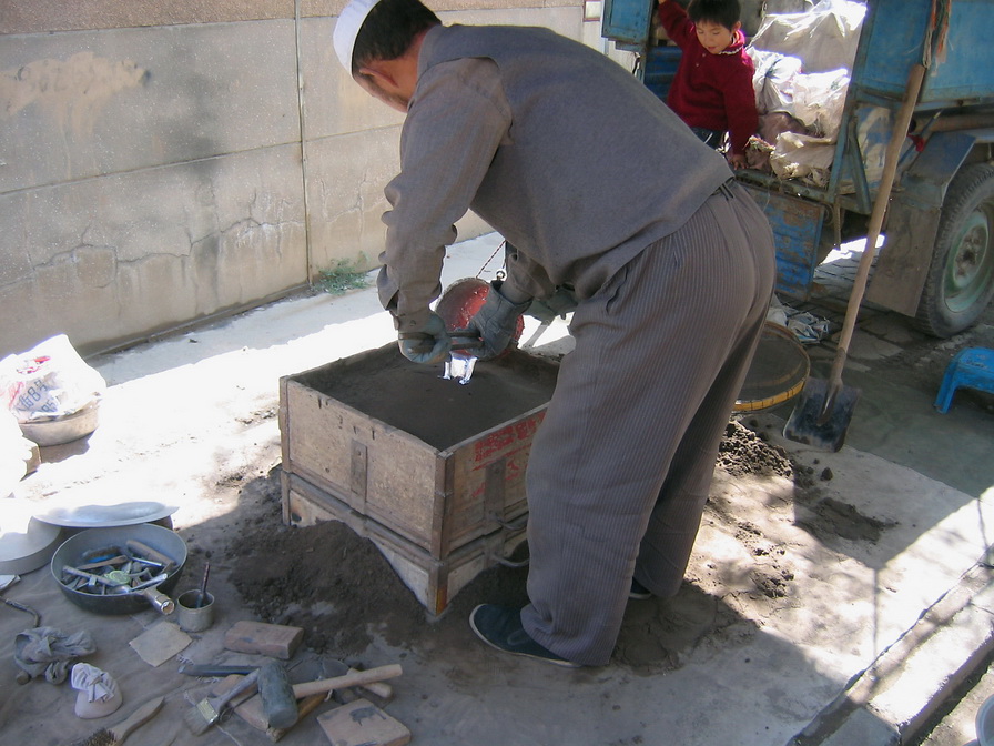 10-The mold is filled with the molten aluminum.jpg - The mold is filled with the molten aluminum